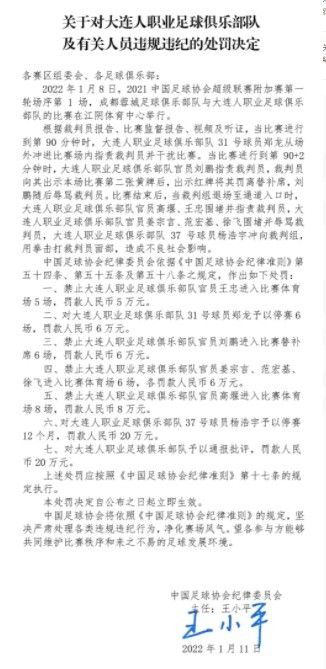 小明（张瑞宇 饰）固然过着不愁吃穿的敷裕糊口，但家庭的破裂和繁忙的怙恃让他鲜少可以或许感触感染到暖和的亲情，就连他的生日那天，怙恃都抽不出时候来陪同他。母亲给了小明一年夜笔钱让他本身庆贺生日，因而小明请来了一年夜帮同窗在偌年夜却浮泛的别墅里开派对。                                  　　在虚荣心的差遣下，小明吹法螺说父亲母亲十分爱他，就连保险箱的暗码都设置成了他的生日。说者无意听者成心，货运司机刘背（乔杉 饰）和发